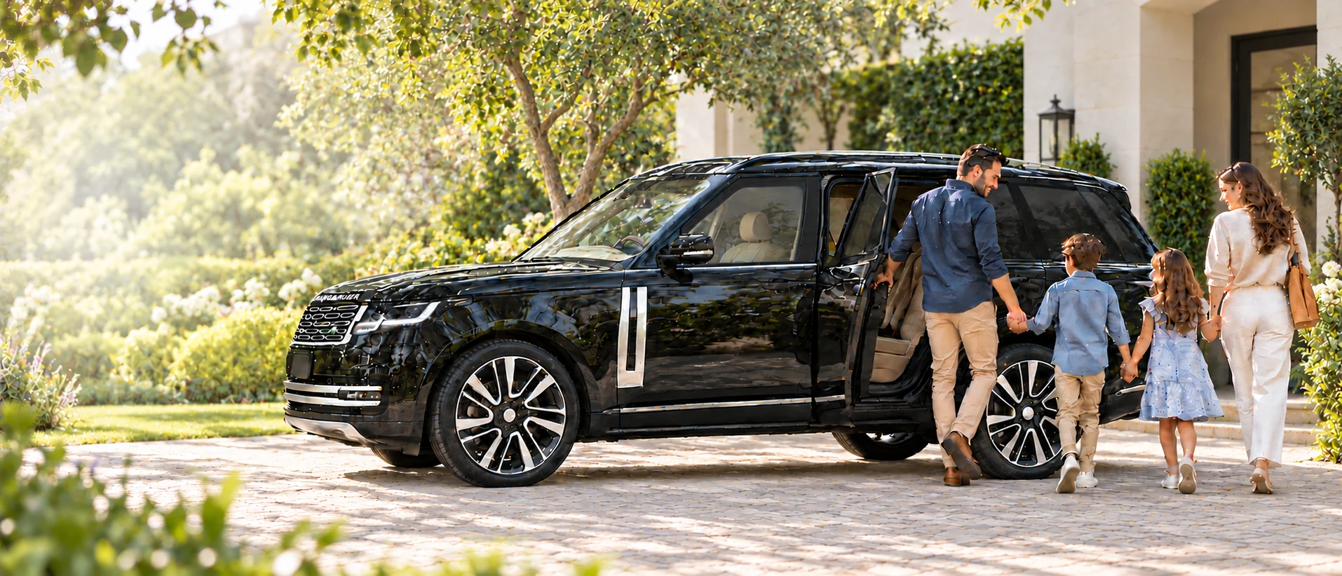 Una familia se prepara para subir a una Range Rover negra junto a un jardín; recreación conceptual